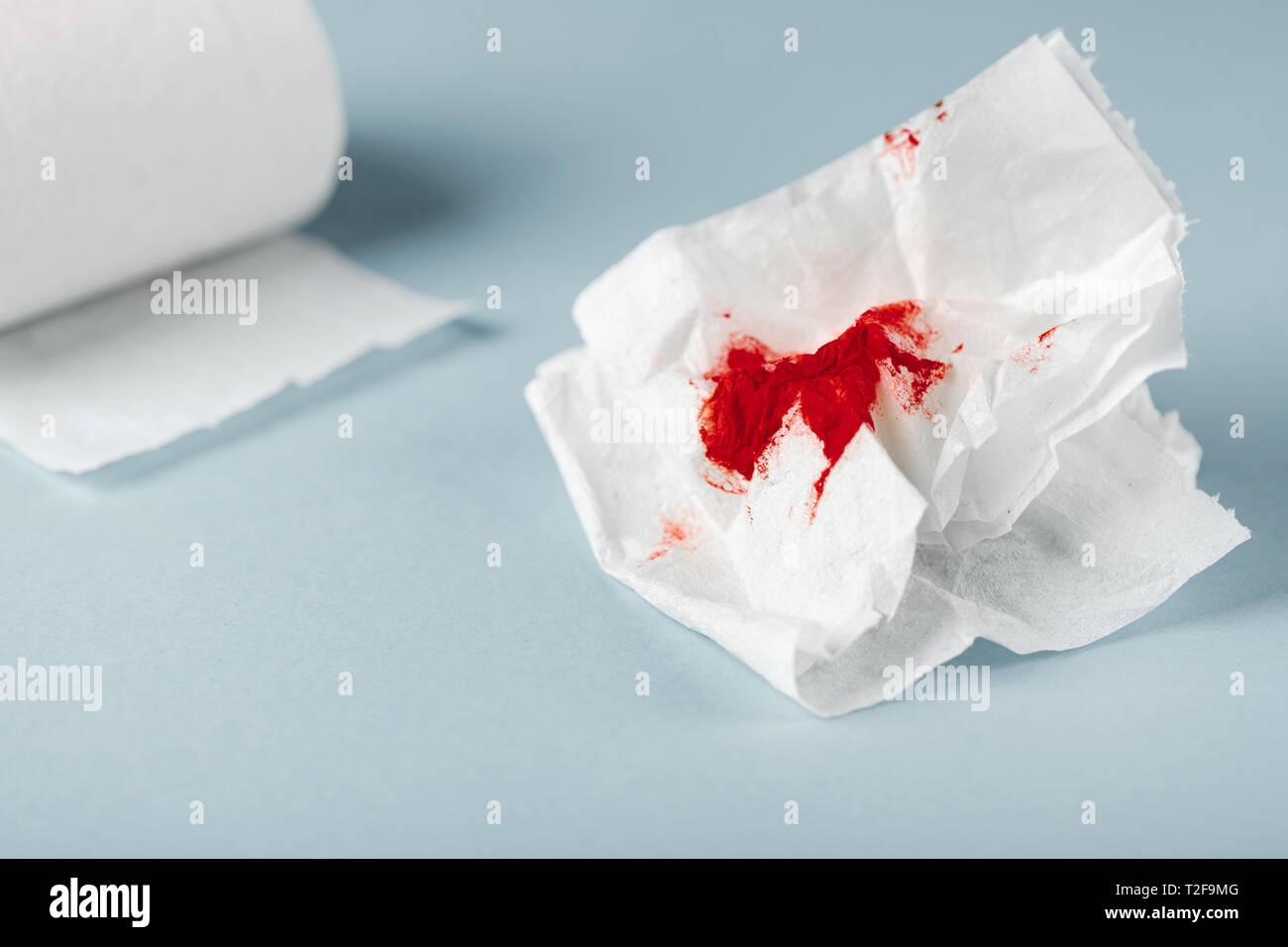 Une Photo De Utilise Bloody Papier Toilette Et Un Rouleau De Papier Toilettes Sur Fond Bleu Clair Des Saignements Menstruels Ou Hemorroides Photo Stock Alamy Une Photo De Utilise Bloody Papier Toilette Et Un Rouleau De Papier Toilettes Sur Fond Bleu Clair Des Saignements Menstruels Ou Hemorroides Photo Stock Alamy