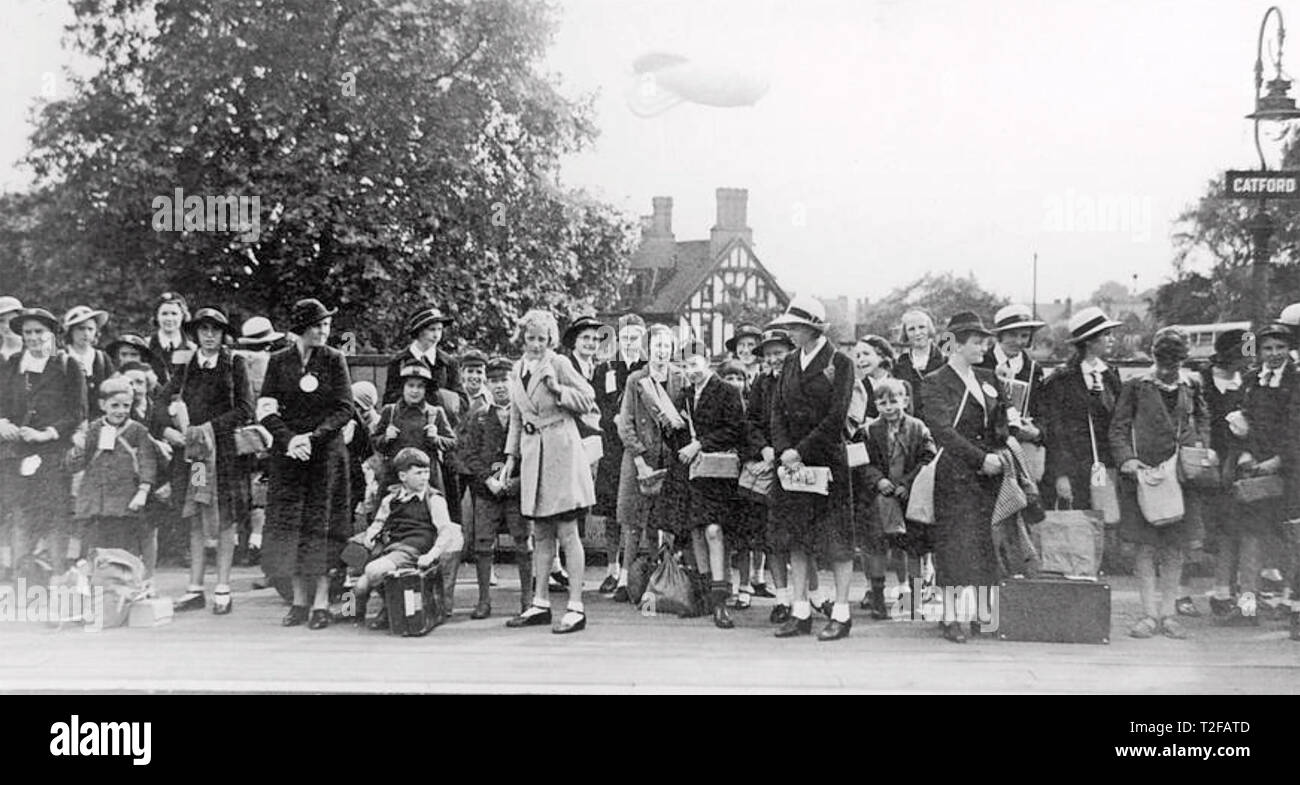 Seconde Guerre mondiale l'école des enfants sinistrés de Sandhurst School line la plate-forme à Catford, le sud de Londres, à l'été 1940. Remarque Le barrage balloon derrière eux. Banque D'Images
