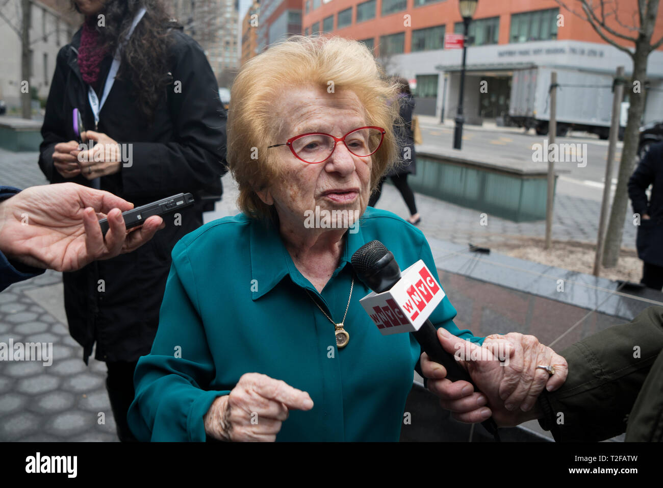 Le Dr Ruth Westheimer, une survivante de l'Holocauste qui a été emprisonné à Auschwitz, interviewé au Musée du patrimoine juif dans la région de Battery Park City. Banque D'Images