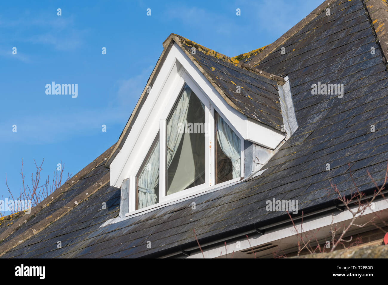 Lucarne d'un toit en saillie au Royaume-Uni. La fenêtre de style loft. Banque D'Images