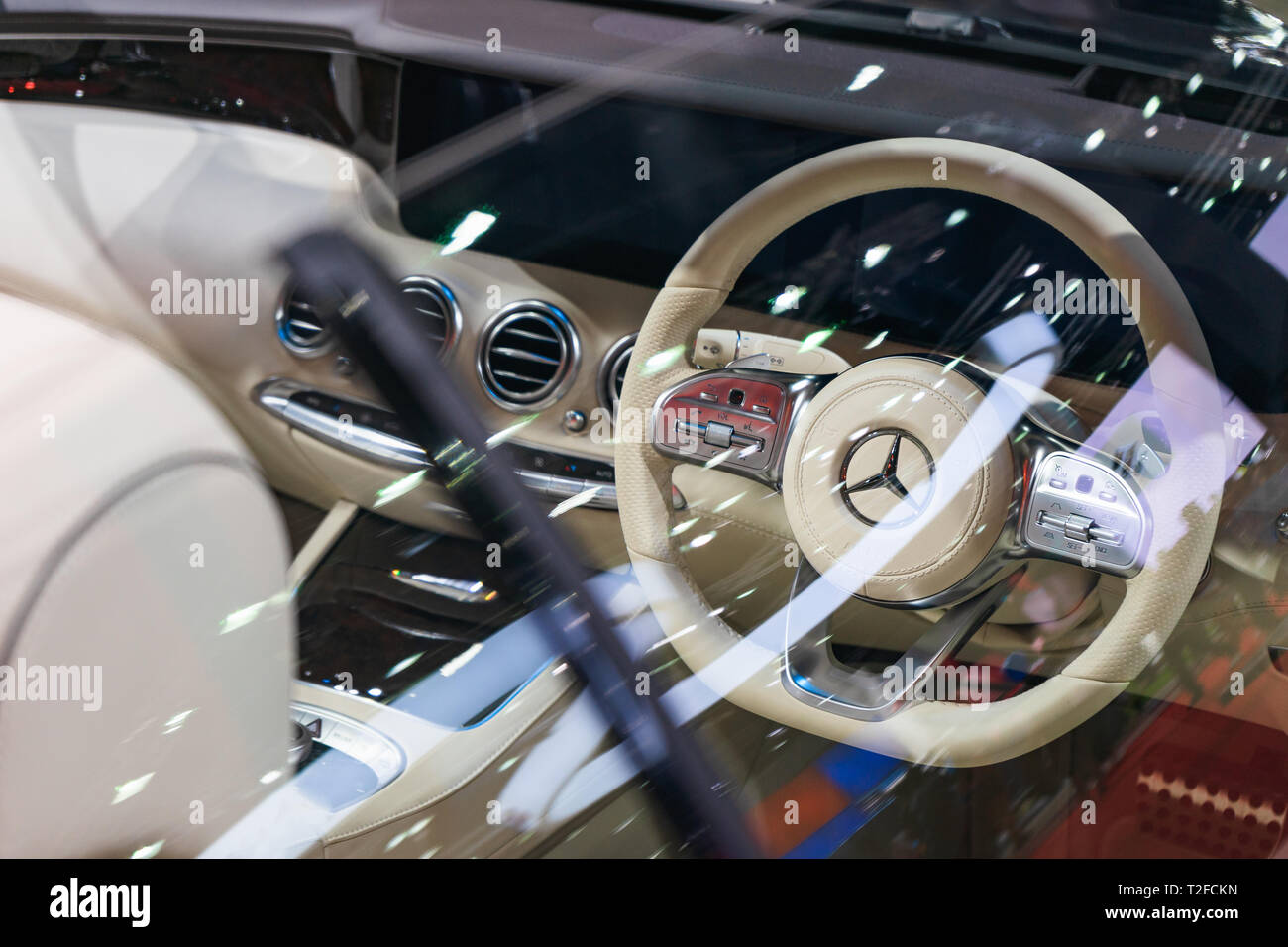 Bangkok, Thaïlande - 31 mars 2019 : Intérieur et levier de commande au volant de la Mercedes-Benz à la Bangkok International Motor Show Banque D'Images