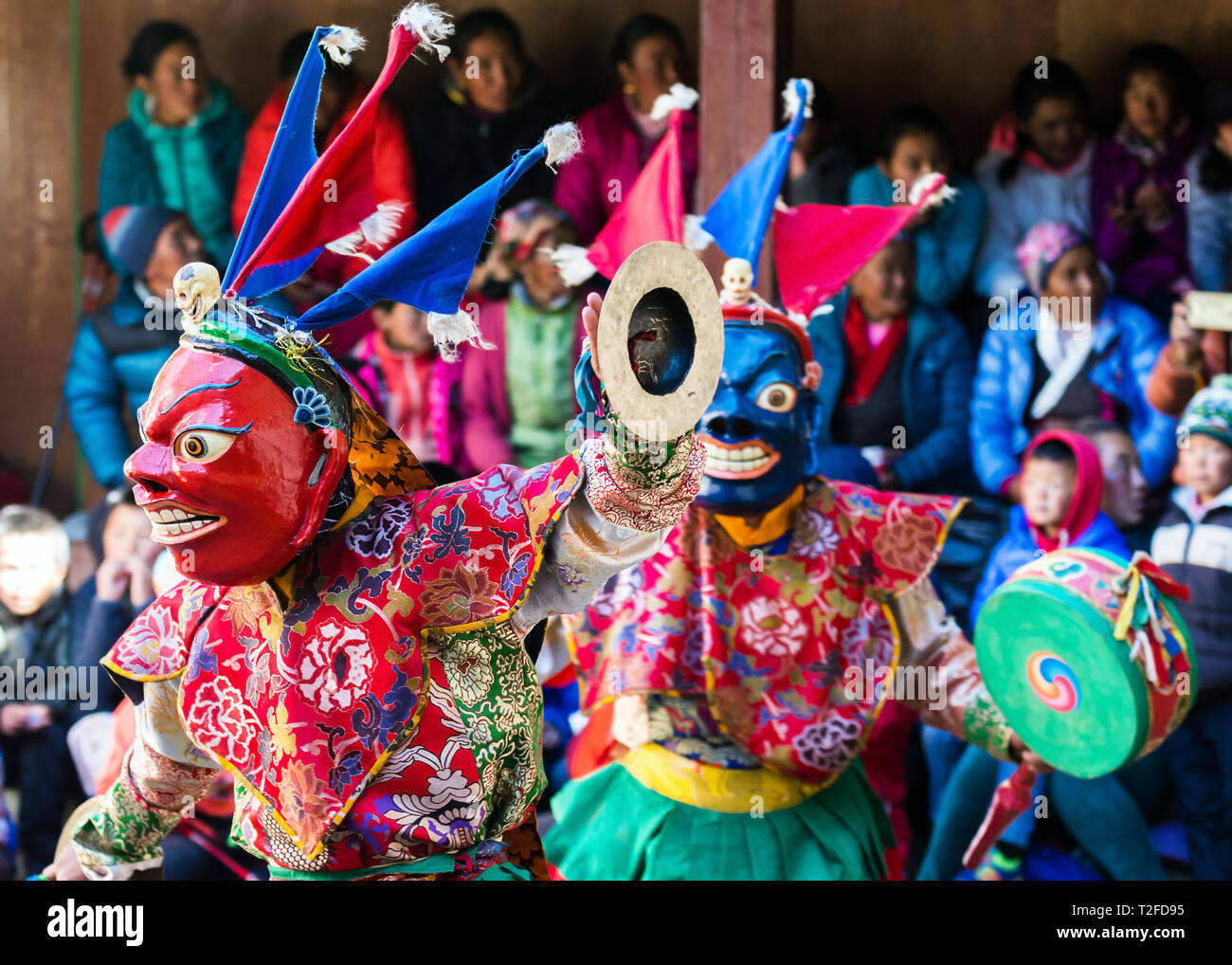 Homme et femme Ghings avec des cymbales et des tambours, l'exécution de l'Ghing-Pa danse masquée à Mani Rimdu festival, monastère Tengboche, Népal Banque D'Images