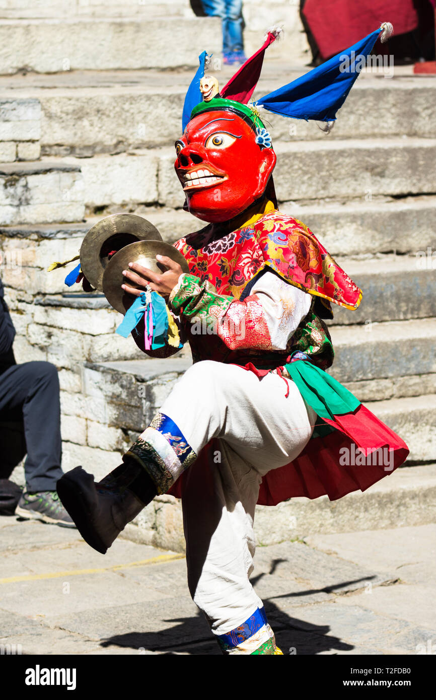Homme Ghing avec cymbales effectuant les Ghing-Pa danse masquée à Mani Rimdu festival, monastère Tengboche, Népal Banque D'Images
