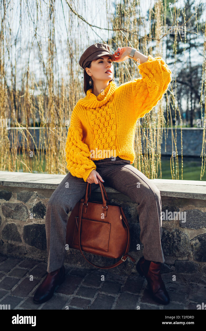 Jeune femme portant tenue et élégant sac à main de portefeuille à  l'extérieur. Femme printemps Vêtements et accessoires. Mode de rue Photo  Stock - Alamy