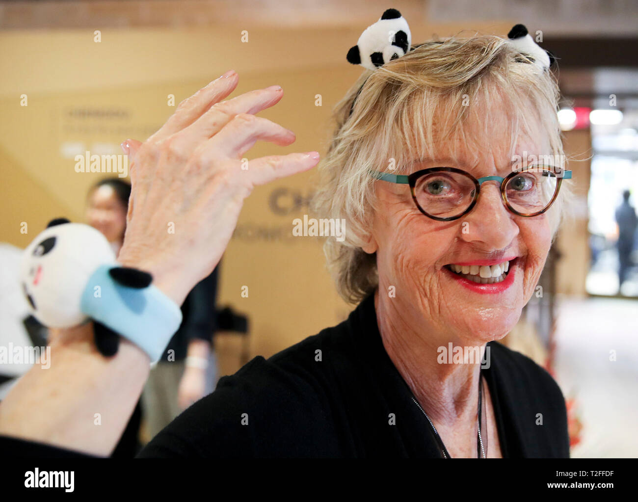 Beijing, Chine. Mar 8, 2019. Un participant indique qu'elle obtient des décorations panda lors d'un événement de promotion du sud-ouest de la Chine ville de Chengdu dans le sud des États-Unis ville d'Austin, le 8 mars 2019. La ville de Chengdu en Chine qui a eu lieu l'événement de promotion en marge de la 10-day South by Southwest (SXSW) Conférence et des festivals pour présenter la ville et chercher des possibilités de coopération. Credit : Wang Ying/Xinhua/Alamy Live News Banque D'Images