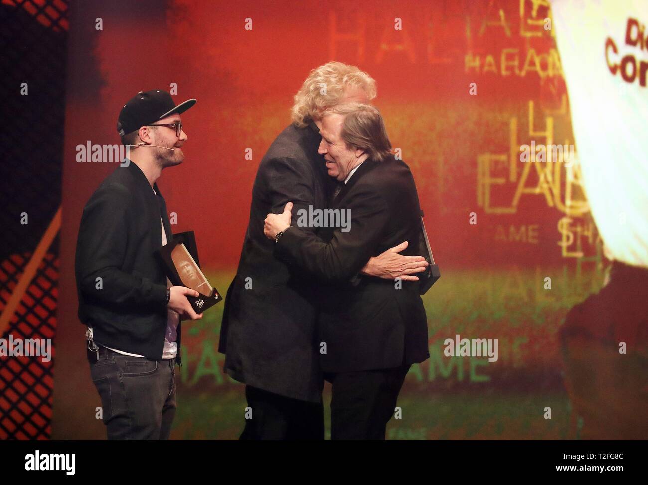 Football : DFM firo musée du football allemand Hall of Fame 01.04.2019 Ouverture de la HALL OF FAME le 1er avril à Dortmund Le plus grand joueur de tous les temps sur une scène, withtelfeld. De gauche à droite : Gunter Netzer avec Thomas Gottschalk et Mark Foster | conditions dans le monde entier Banque D'Images