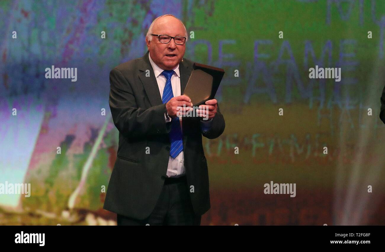 Football : DFM firo musée du football allemand Hall of Fame 01.04.2019 Ouverture de la HALL OF FAME le 1 avril à Dortmund Le plus grand joueur de tous les temps sur une scène, l'attaque tempête. De gauche à droite : le respect de l'utilisation dans le monde entier | Virginia Afflerbach Uwe Banque D'Images