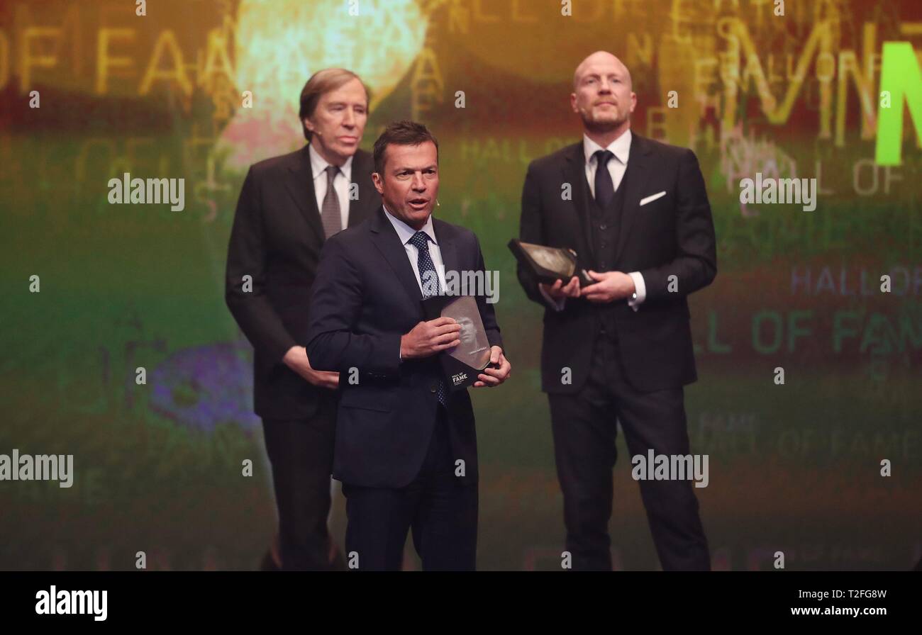 Football : DFM firo musée du football allemand Hall of Fame 01.04.2019 Ouverture de la HALL OF FAME le 1er avril à Dortmund Le plus grand joueur de tous les temps sur une scène, withtelfeld. De gauche à droite : Gunter Netzer, Lothar Matthaus et Matthias Sammer | conditions dans le monde entier Banque D'Images