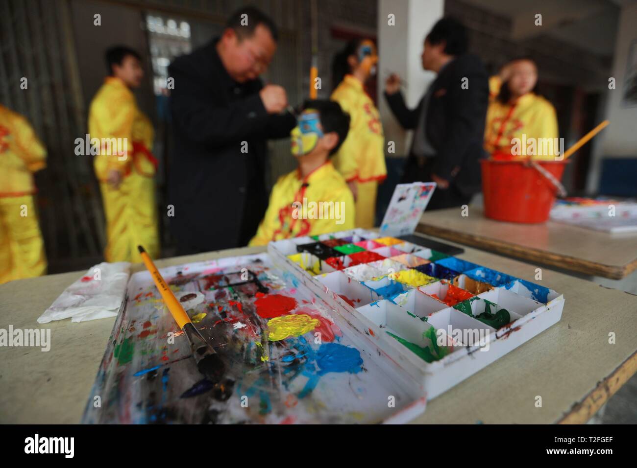 (190402) -- JINPING, le 2 avril 2019 (Xinhua) -- les visages de peinture enseignants étudiants dans la préparation de la danse du dragon à l'école primaire et moyen Huizhan St dans la région de Jinping County, au sud-ouest de la province du Guizhou, en Chine, le 20 mars 2019. Classé en tant que patrimoine culturel immatériel de la province du Guizhou en 2005, l'Huizhan St danse du dragon a une histoire de plus de 600 ans. Elle est caractérisée par les danseurs' beau visage peint. Depuis 2008, l'Huizhan St danse du dragon a été introduit en milieu Huizhan St et à l'école primaire, dont les étudiants bénéficient de deux heures par semaine avec des maîtres de danse du dragon costume d'apprendre Banque D'Images