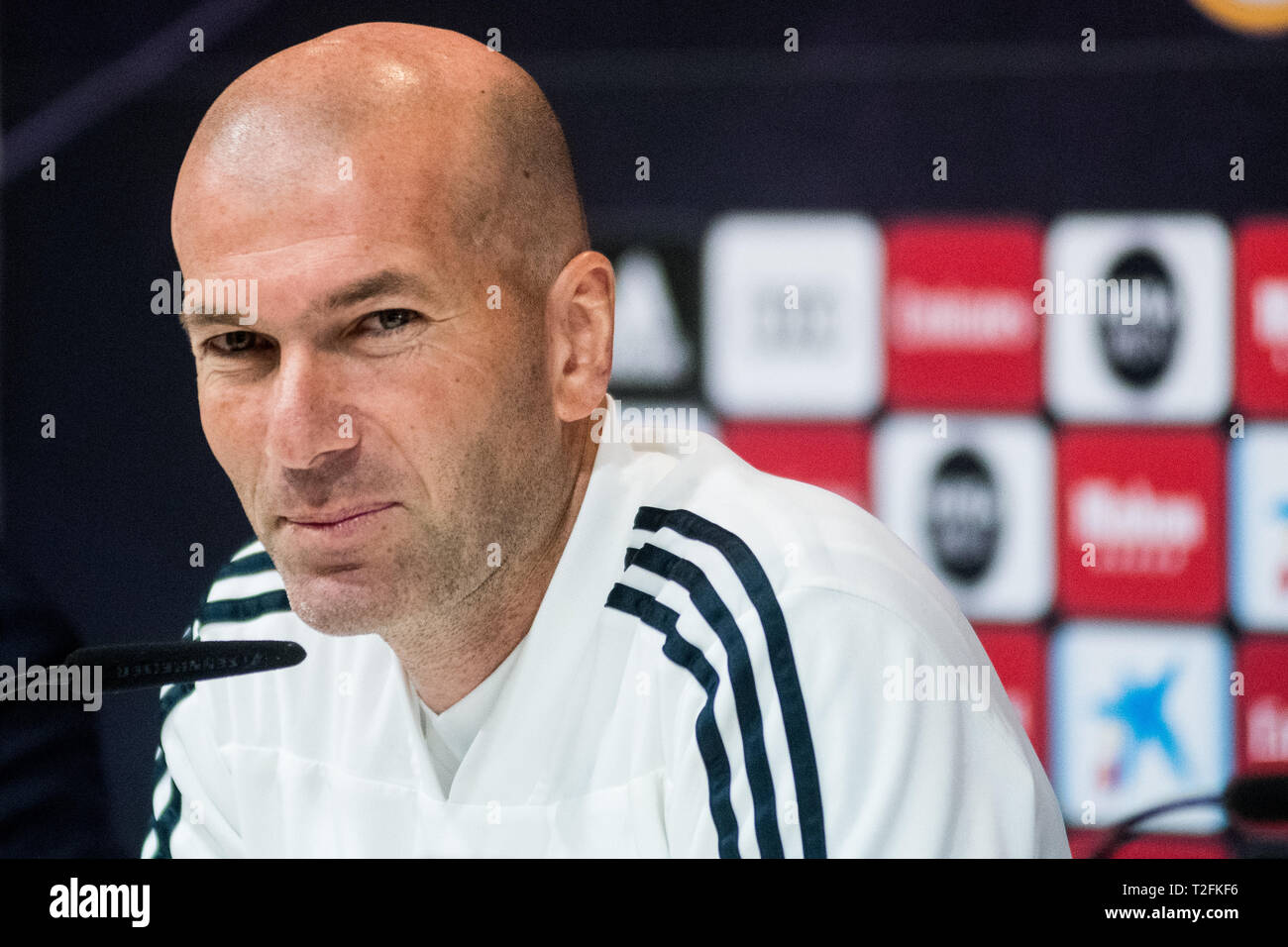 Madrid, Espagne. 2ème apr 2019. L'entraîneur du Real Madrid Zinedine Zidane lors d'une conférence de presse devant la Liga match contre Valencia C.F. Credit : Marcos del Mazo/Alamy Live News Banque D'Images