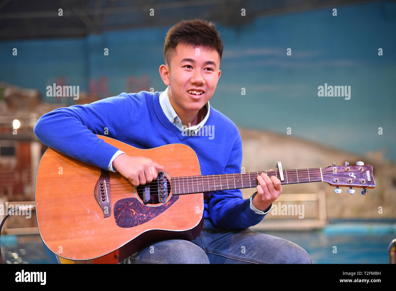 (190402) -- QINGDAO, 2 avril 2019 (Xinhua) -- Zheng Senyou joue de la guitare pour les personnes à Qingdao, province de Shandong en Chine orientale, le 1 avril 2019. Zheng Senyou, un adolescent de 16 ans, a reçu un diagnostic d'autisme à l'âge de 4 ans. Comme un enfant autiste, il souffre de troubles du langage et la socialisation. En tant que traitement médical commun peu aidé, Zheng et sa famille ont été à la recherche d'options et appris à connaître DFH (plongée sous-marine pour l'humanité), une organisation non rentables et le sous-traitement. Après une période de neuf mois de traitement, la dépréciation n'a été atténuée. Une journée d'avance du monde Auti Banque D'Images