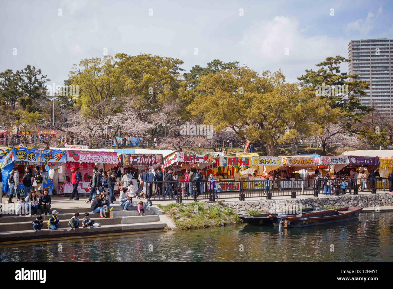 Okazaki, Aichi, Japon. 2ème apr 2019. Il y a de nombreux stands de nourriture Yatai vu pendant le festival.Le printemps arrive et 800 ''sakura'' des cerisiers se propager dans la zone autour de Château Okazaki montrant leurs couleurs avec fierté, ajoutant à l'air de fête de l'endroit, il y a aussi d'innombrables attractions et des aliments traditionnels cale, le ''Yatai'', l'alignement du bord du fleuve Oto Crédit : Takahiro Yoshida SOPA/Images/ZUMA/Alamy Fil Live News Banque D'Images