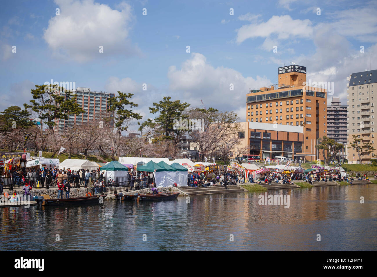 Okazaki, Aichi, Japon. 2ème apr 2019. Il y a de nombreux stands de nourriture Yatai vu pendant le festival.Le printemps arrive et 800 ''sakura'' des cerisiers se propager dans la zone autour de Château Okazaki montrant leurs couleurs avec fierté, ajoutant à l'air de fête de l'endroit, il y a aussi d'innombrables attractions et des aliments traditionnels cale, le ''Yatai'', l'alignement du bord du fleuve Oto Crédit : Takahiro Yoshida SOPA/Images/ZUMA/Alamy Fil Live News Banque D'Images
