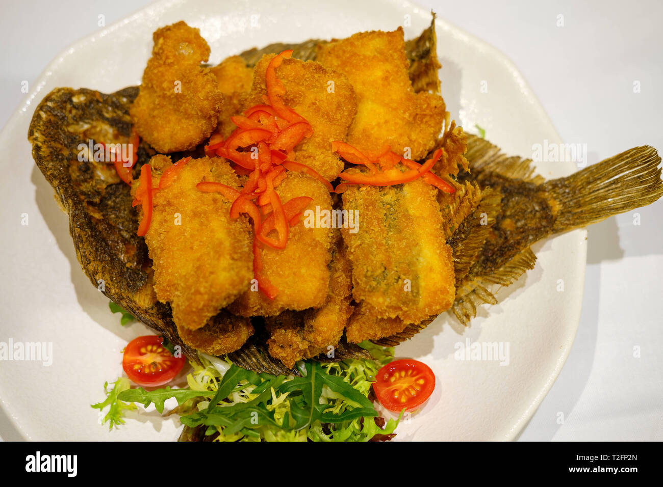 Hong Kong, Chine. 13 Jan, 2019. Filet de sole frits croustillants poissons plats avec des os de poisson entier vu servi sur une assiette. Crédit : Daniel Fung/SOPA Images/ZUMA/Alamy Fil Live News Banque D'Images