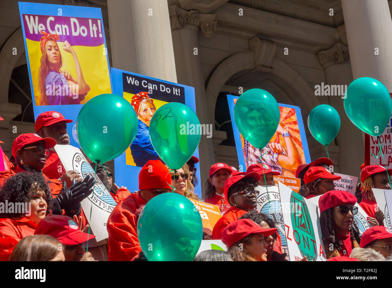 New York, USA. Apr 02, 2019. Des militants, des dirigeants communautaires, les membres de l'Union et les politiciens se réunissent sur les étapes du City Hall de New York le mardi, Avril 2, 2019 à rassemblement contre la disparité de rémunération sur la 13e édition de la Journée de l'égalité salariale. Dans le monde entier les femmes gagnent en moyenne 87 cents pour chaque dollar son homologue masculin gagne avec des ajustements pour les femmes de couleur. Crédit : Richard Levine/Alamy Live News Banque D'Images