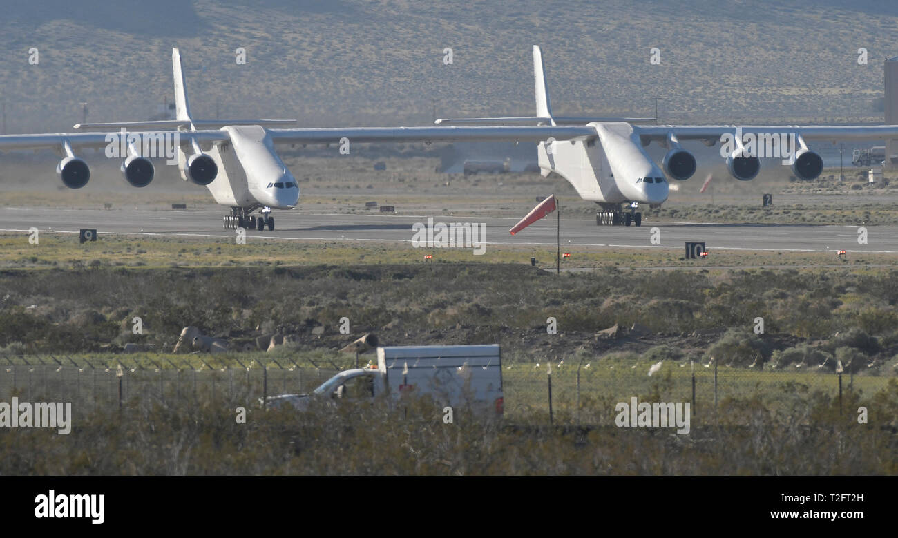 Paul Allen d'AOL avion fusée du Stratolaunch savoir comme le plus gros avion au monde, s'étendent des ailes pendant le test mardi pour la première fois en 3 mois. Stratolaunch n deux taxi fonctionne sur la piste ce matin, comme l'avion a été dans le cintre pour 3 mois en raison de traiter avec Paul Allen en Oct-2018. Aussi le couple de mauvais mois de fortes pluies en Californie qui a inondé d'Edwards AFB du lit à sec utiliser pour un atterrissage d'urgence a gardé l'avion mis à la terre. C'est toujours inconnu si l'avion va faire son premier vol cette année en plus de tests doit être fait dans l'avion. Banque D'Images