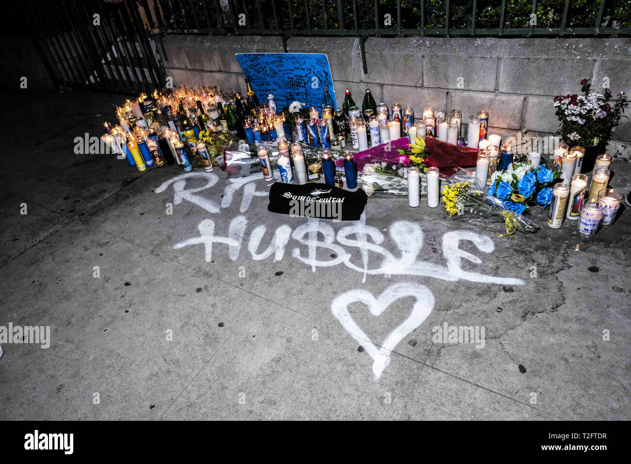 1 avril 2019 - Fans et personnes prendre des photos qui se réuniront dans un mémorial de plus en plus devant le Marathon magasin de vêtements où le rappeur Nipsey Hussle a été tué. (Crédit Image : © Jason RyanZUMA Wire) Banque D'Images