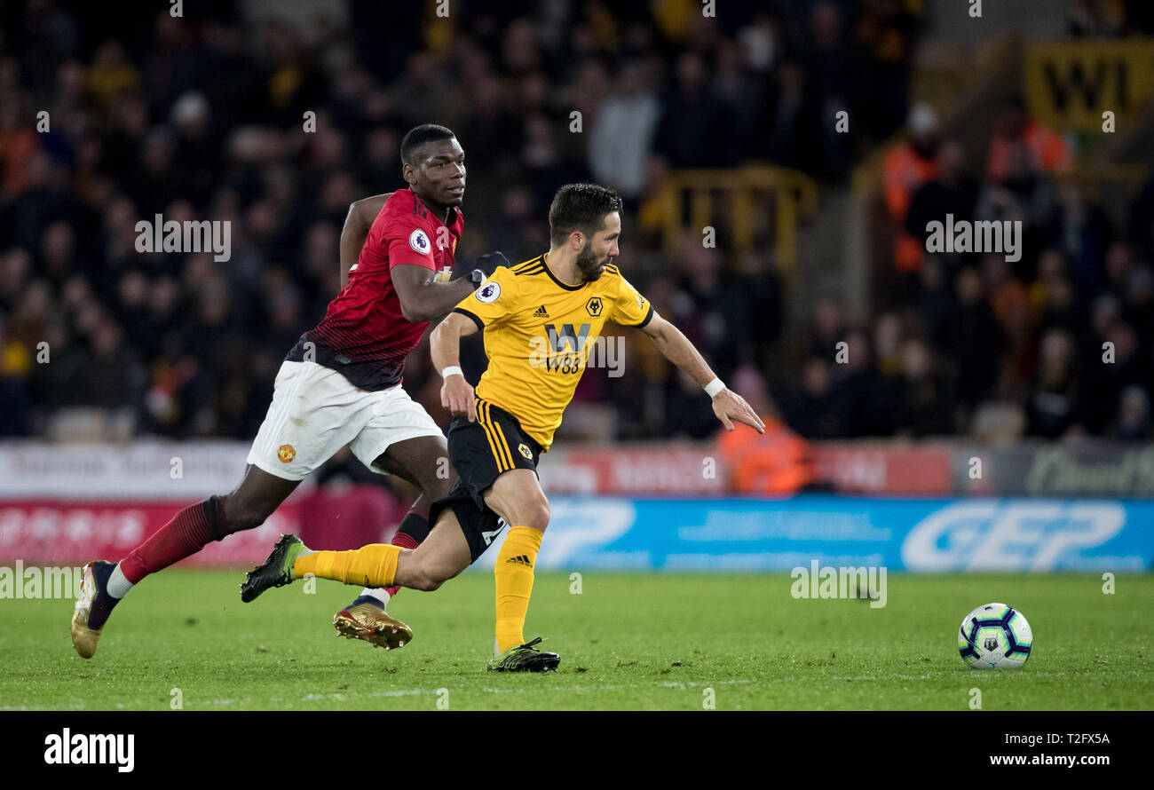 Wolverhampton, Royaume-Uni. Apr 02, 2019. Paul Pogba de Man Utd chasse João Moutinho de loups au cours de la Premier League match entre Wolverhampton Wanderers et Manchester United à Molineux, Wolverhampton, Angleterre le 2 avril 2019. Photo par Andy Rowland. Crédit : Andrew Rowland/Alamy Live News Banque D'Images