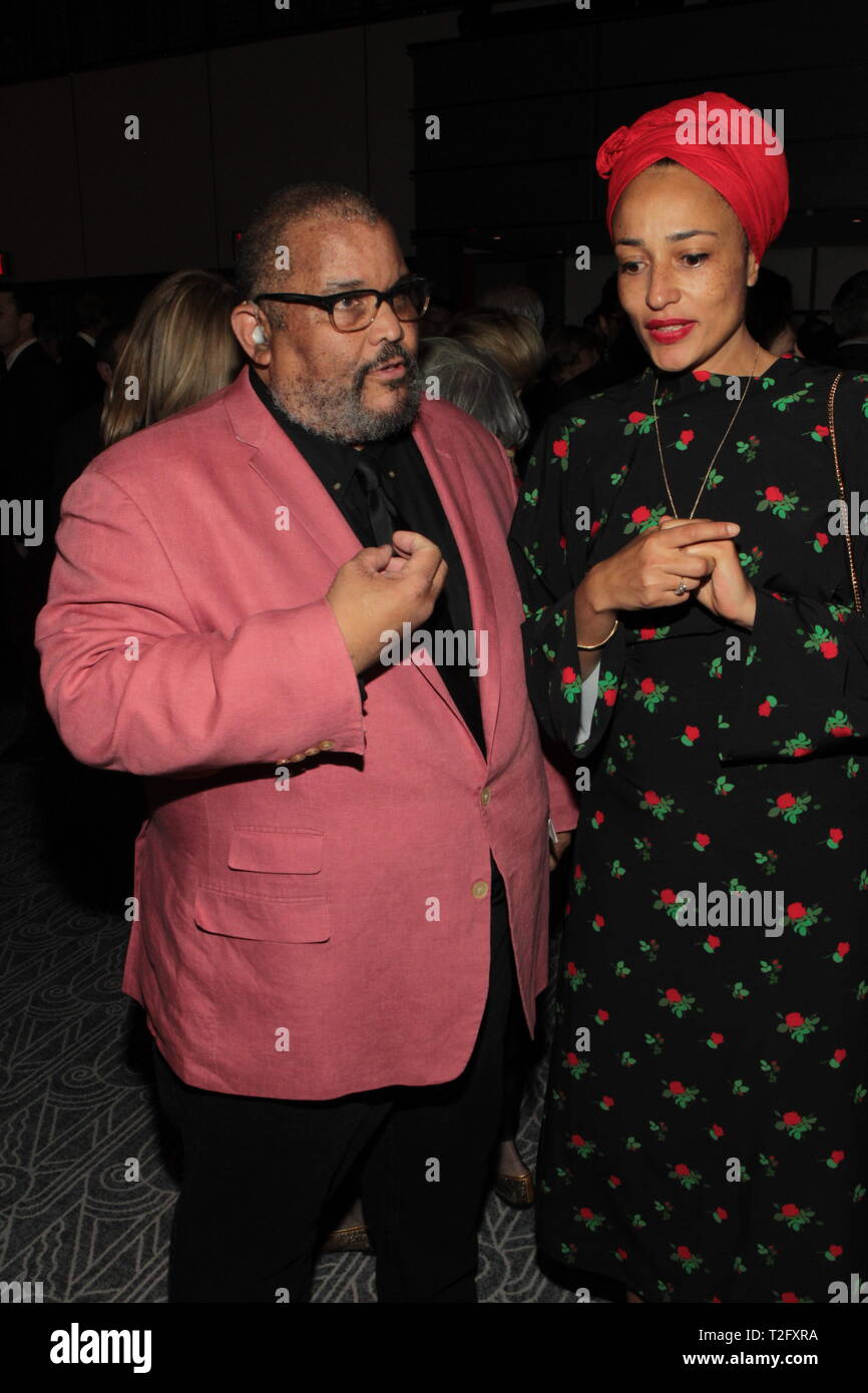 New York, New York, USA. 2ème apr 2019. (L-R) Dawoud Bey (Vétéran) et Zadie Smith (lauréat) assister à l'International Center of Photography's Infinity Awards tenue à Zeigfeld Theatre Le 2 avril 2019 à New York. Credit : Mpi43/media/Alamy Punch Live News Banque D'Images