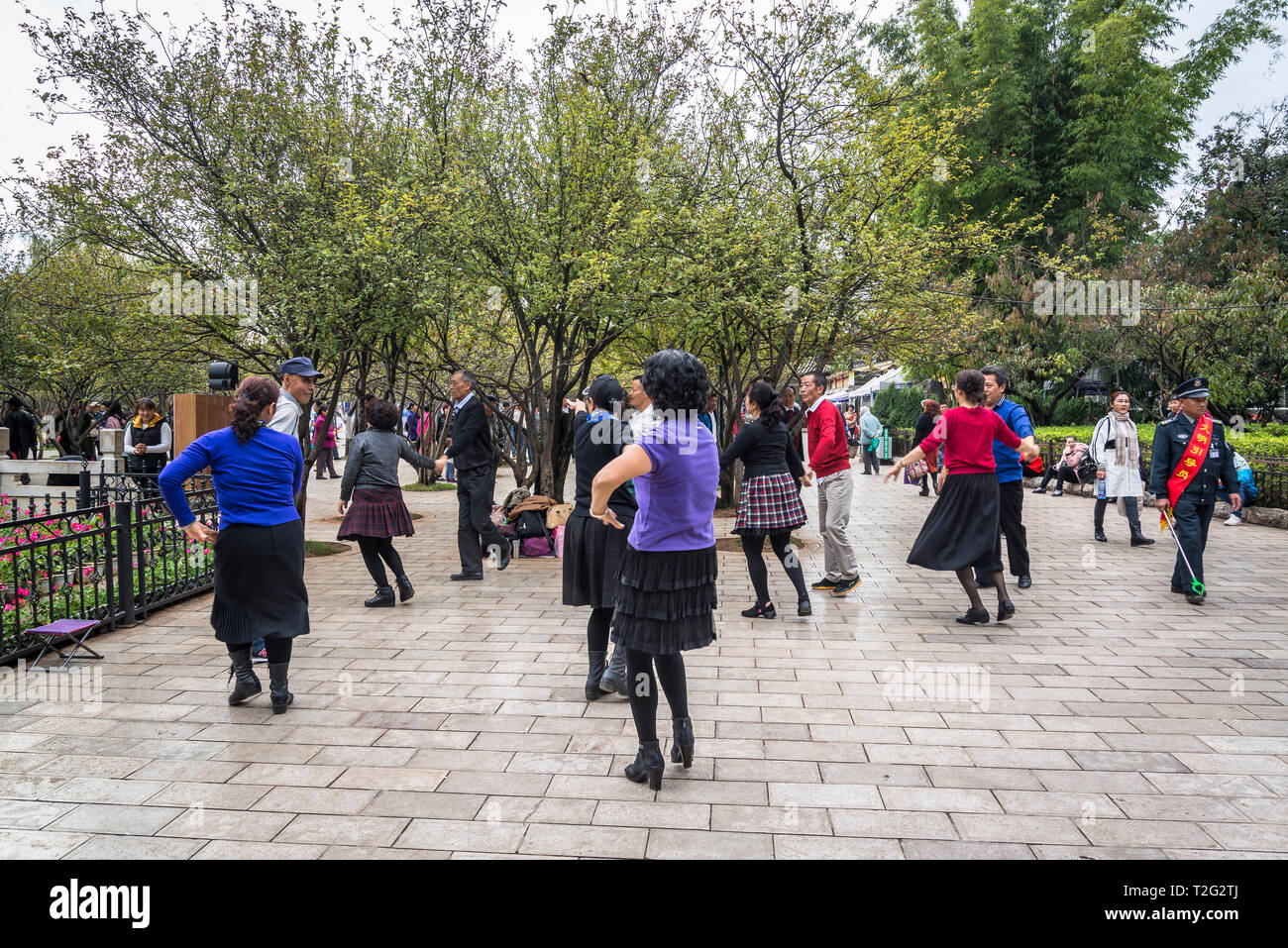Les sections locales la danse de Green Lake Park, ou Cuihu Park, Kunming, province du Yunnan, Chine Banque D'Images