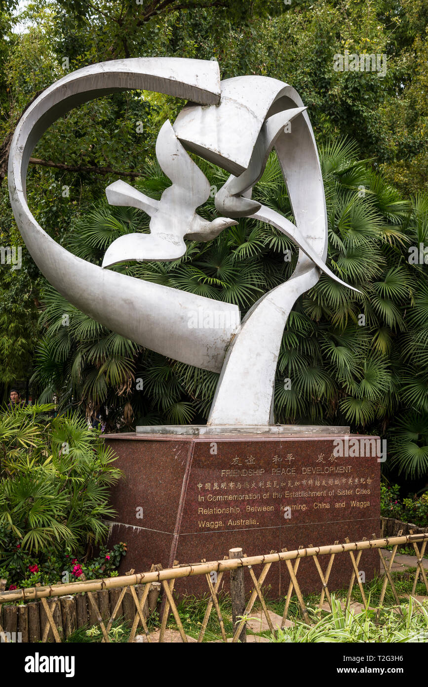 Sculpture commémorant villes jumelles de Kunming et Wagga Wagga, Green Lake Park, ou Cuihu Park, Kunming, province du Yunnan, Chine Banque D'Images