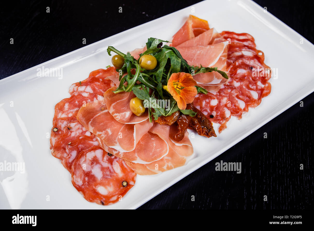 Assiette de viande charcuterie italienne - jambon prosciutto, bresaola,  pancetta, salami et parmesan Photo Stock - Alamy