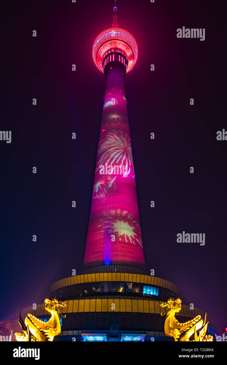 Le Central Radio et Television Tower dans la nuit avec un éclairage coloré, Beijing, Chine. Banque D'Images