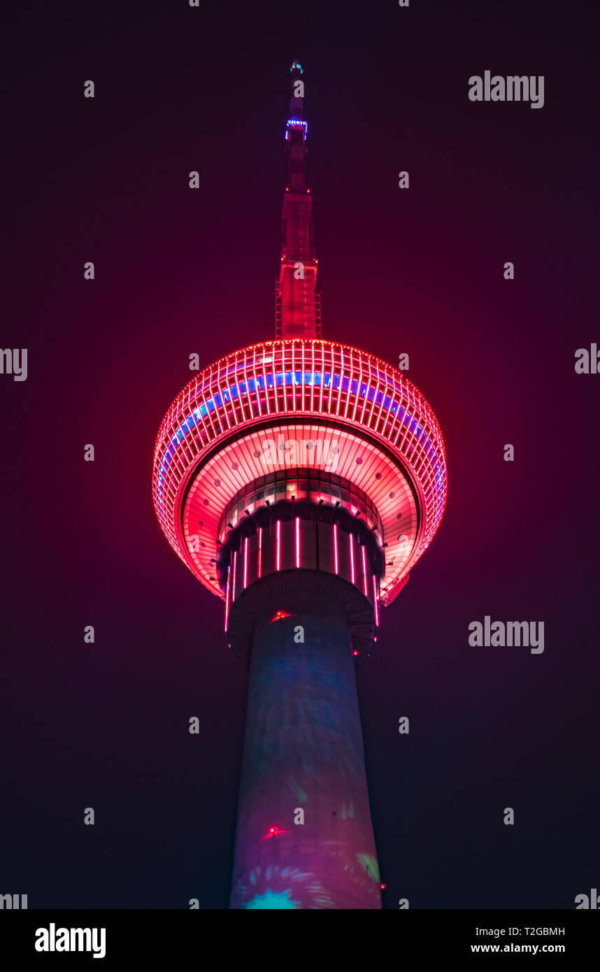 Le Central Radio et Television Tower dans la nuit avec un éclairage coloré, Beijing, Chine. Banque D'Images