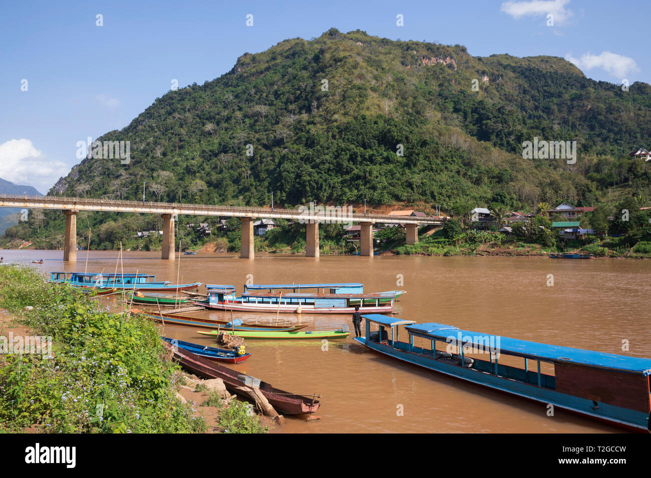 Vue sur la rivière Nam Ou à la rive sud et le point de vue de Crête Pha Daeng en montagne, Nong Khiaw, Muang Ngoi District, Province de Luang Prabang Banque D'Images