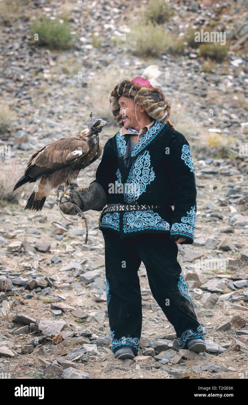 Bayan Ulgii, Mongolie, 3 octobre 2015 : kazakh eagle hunter avec son eagle r Banque D'Images