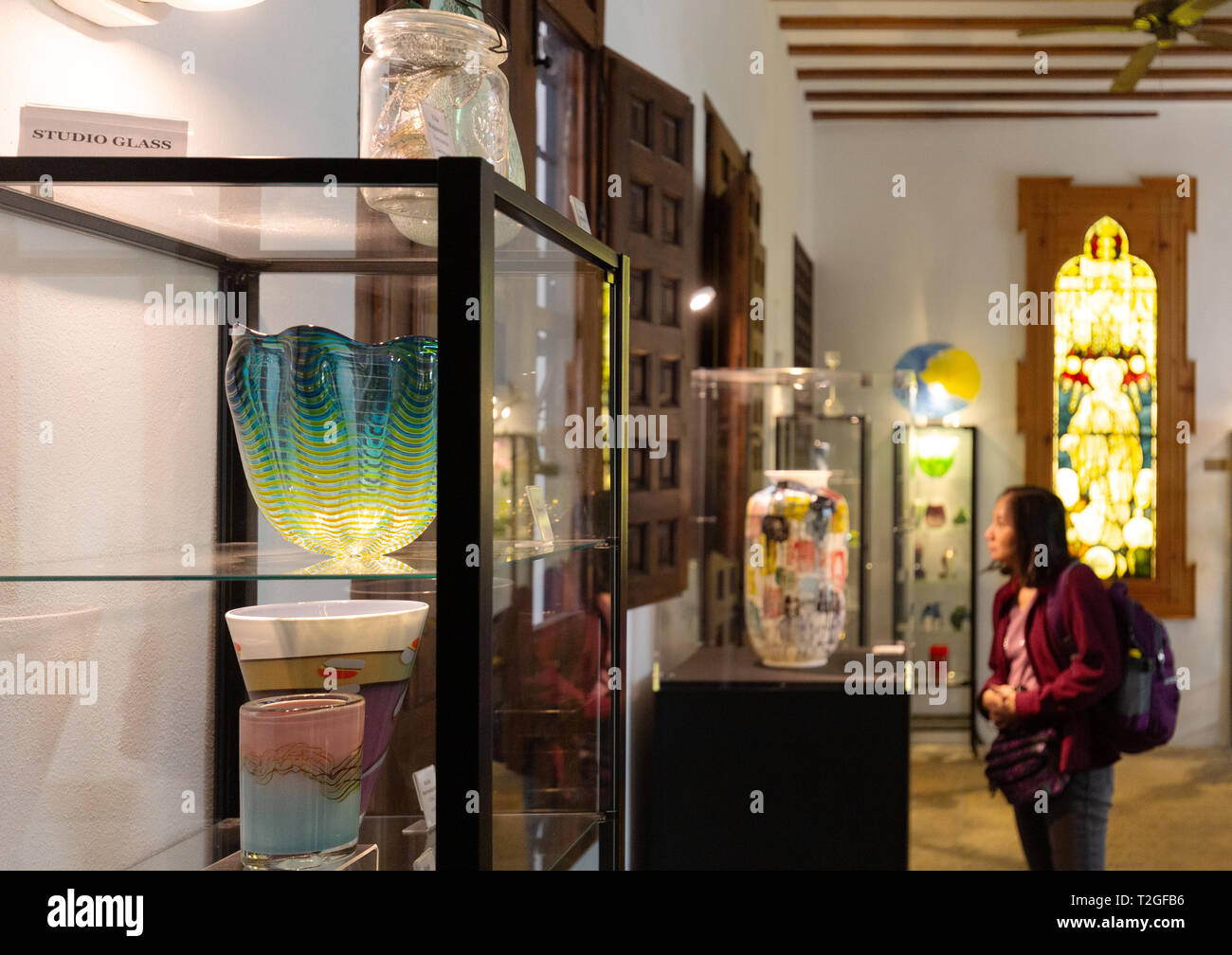Un visiteur touristique dans le Malaga Musée du verre et du cristal, de l'intérieur, Malaga Espagne Europe Banque D'Images