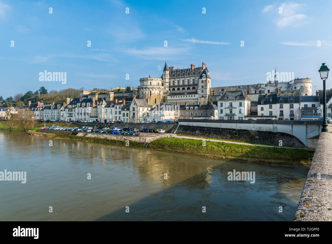 Amboise (centre de la France) : aperçu de la ville avec le château "chateau d'Amboise". Situé au bord de la Loire, le château est classé en tant que nation Banque D'Images