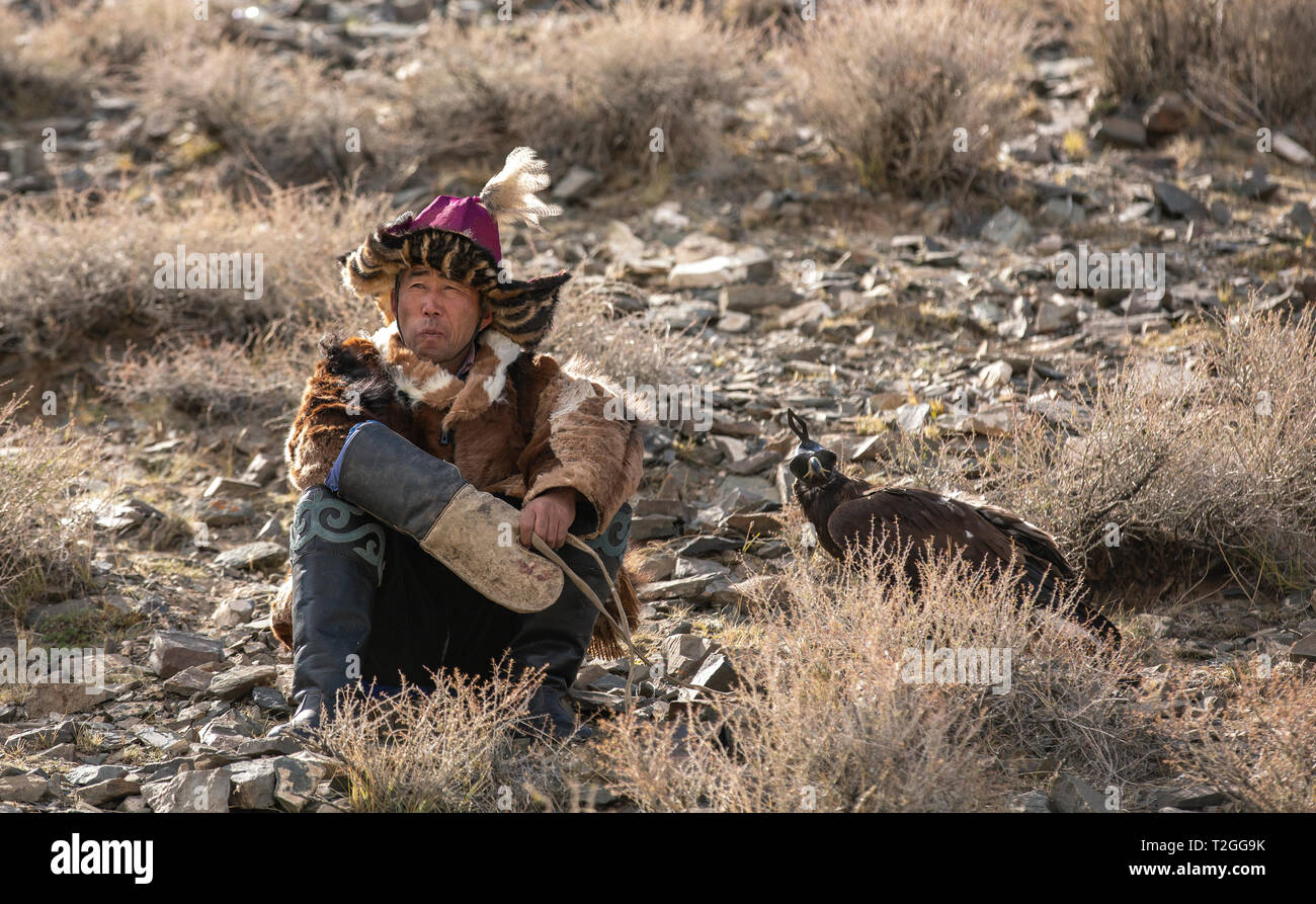 Bayan Ulgii, la Mongolie, le 4 octobre 2015 : kazakh eagle hunter sur son cheval Banque D'Images
