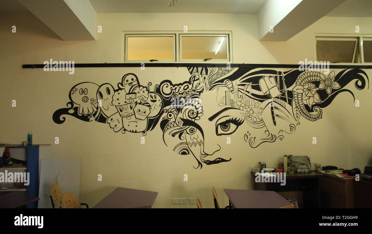 Art Peinture ou dessin d'une femme avec des cheveux à l'échelle indiquant le monde et les choses en noir dans l'art de classe. Sur le mur d'art dans l'art de classe dans l'école. Banque D'Images