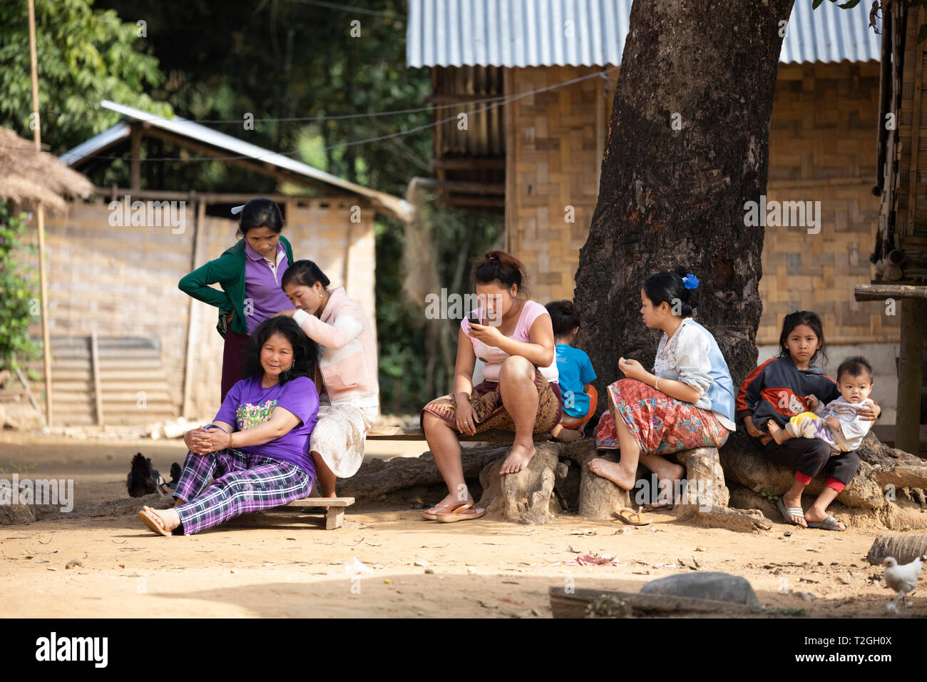 Village local de femmes et d'enfants dans le village de fait Khoun sur les 100 chutes d'eau à pied, près de Nong Khiaw, Muang District Ngoi, Luang Prabang P Banque D'Images