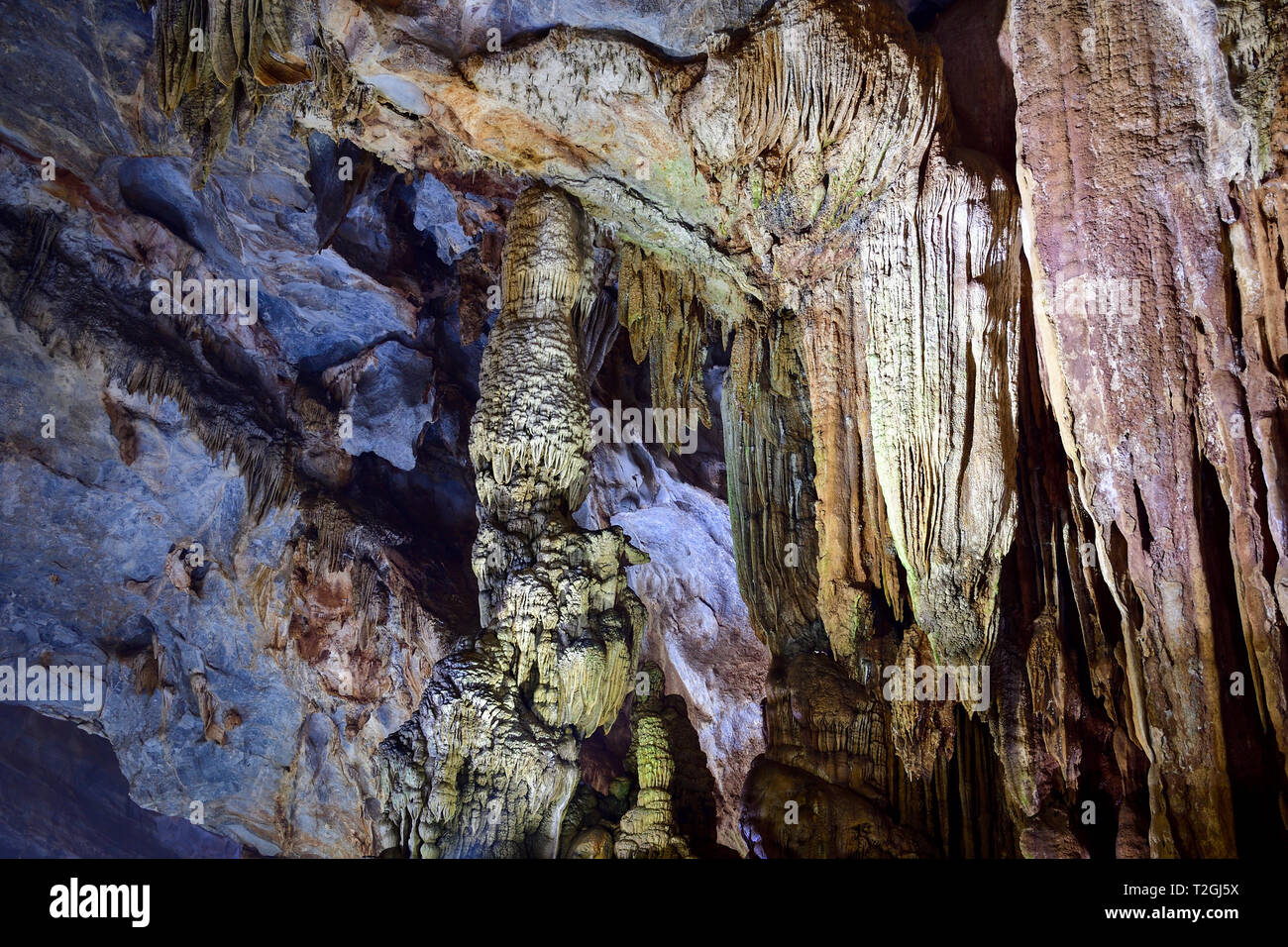 Formes géologiques étonnantes au Paradis près de la grotte de Phong Nha, Vietnam. Grotte calcaire recouverte de stalactites et stalagmites. Banque D'Images