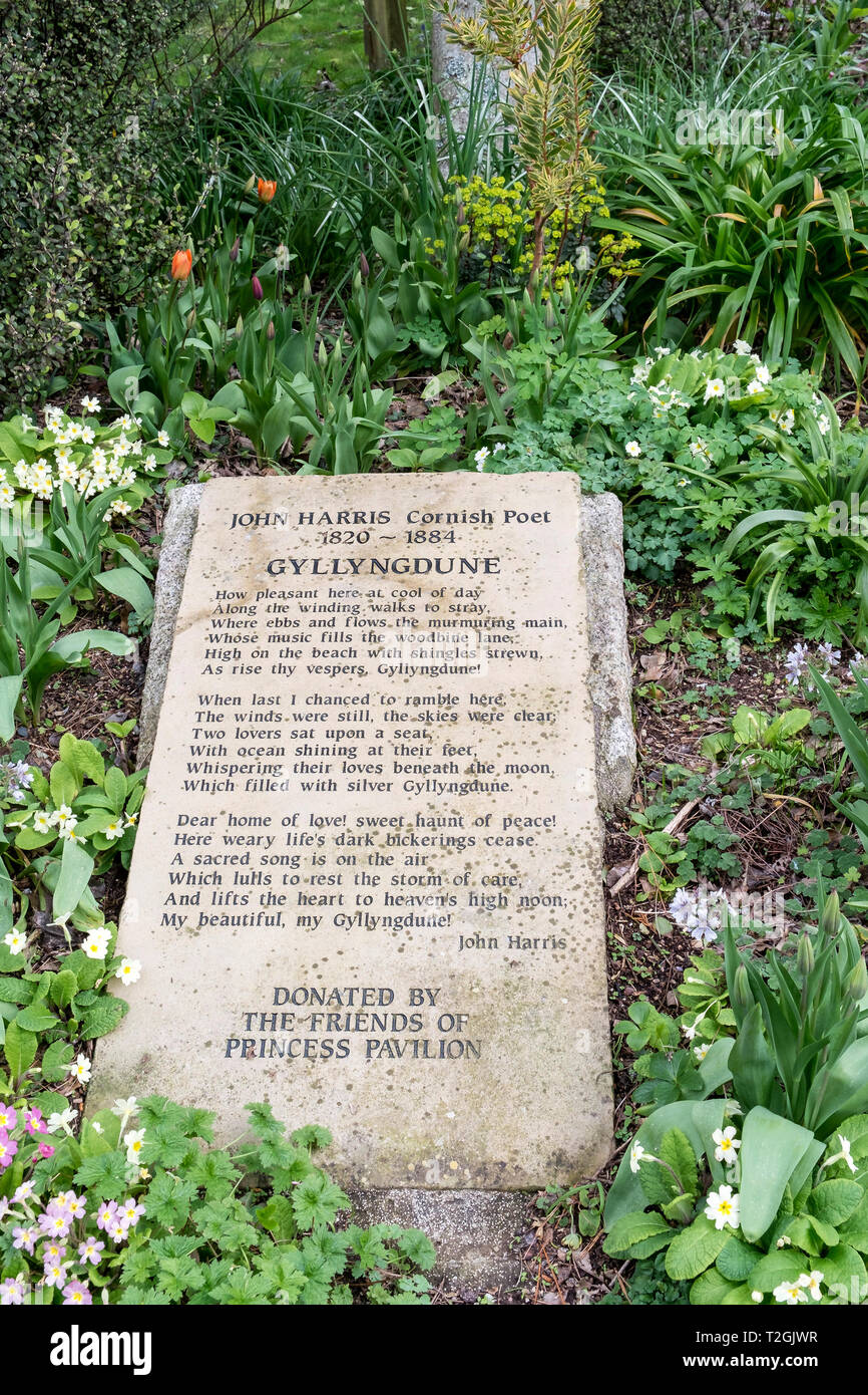 Une pierre à John Harris, Cornish poète dans Gyllyngune Gardens à Falmouth en Cornouailles. Banque D'Images