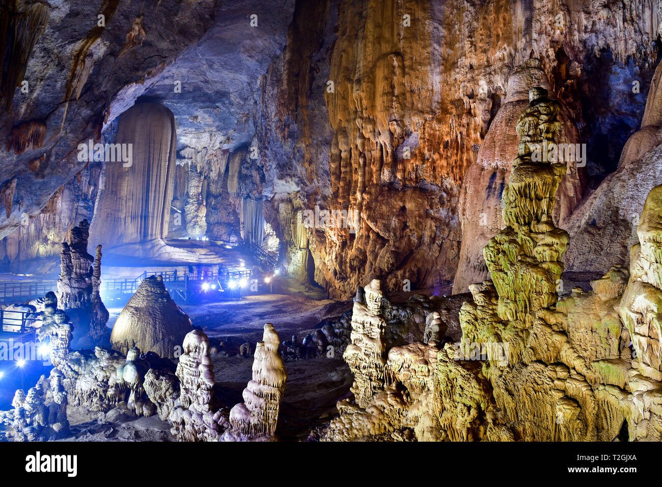 Formes géologiques étonnantes au Paradis près de la grotte de Phong Nha, Vietnam. Grotte calcaire recouverte de stalactites et stalagmites. Banque D'Images