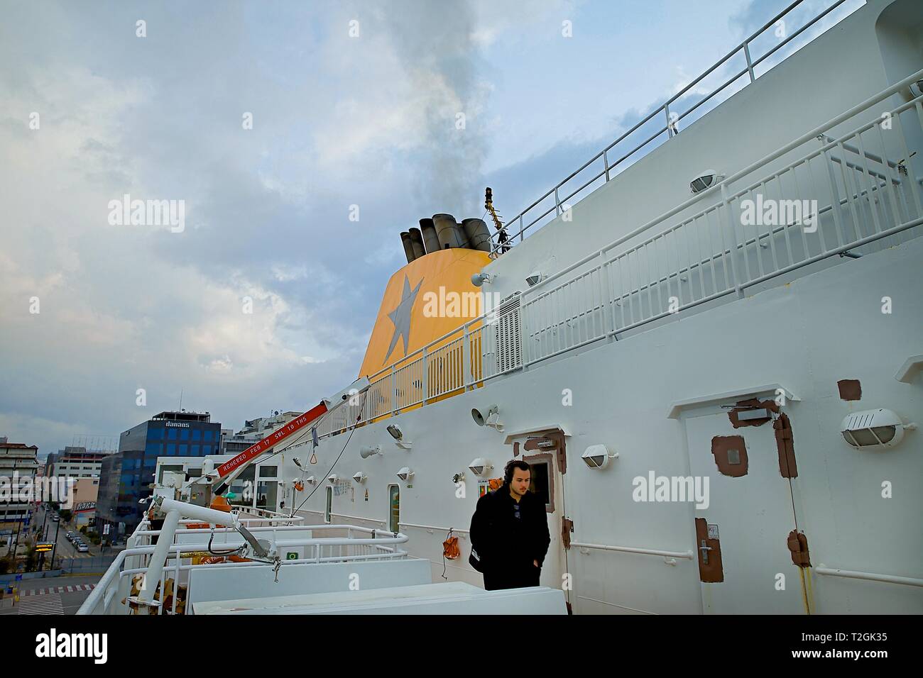 Port du Pirée : 3 mars . Seul passager marche sur le pont de Blue Star Ferry Boat . 3 mars 2019, le Pirée Grèce Banque D'Images