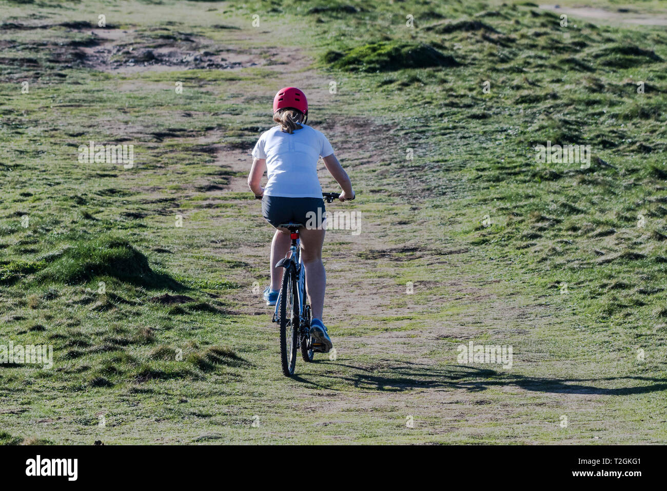 Une femme sur le point de Pentire à Newquay en Cornouailles. Banque D'Images