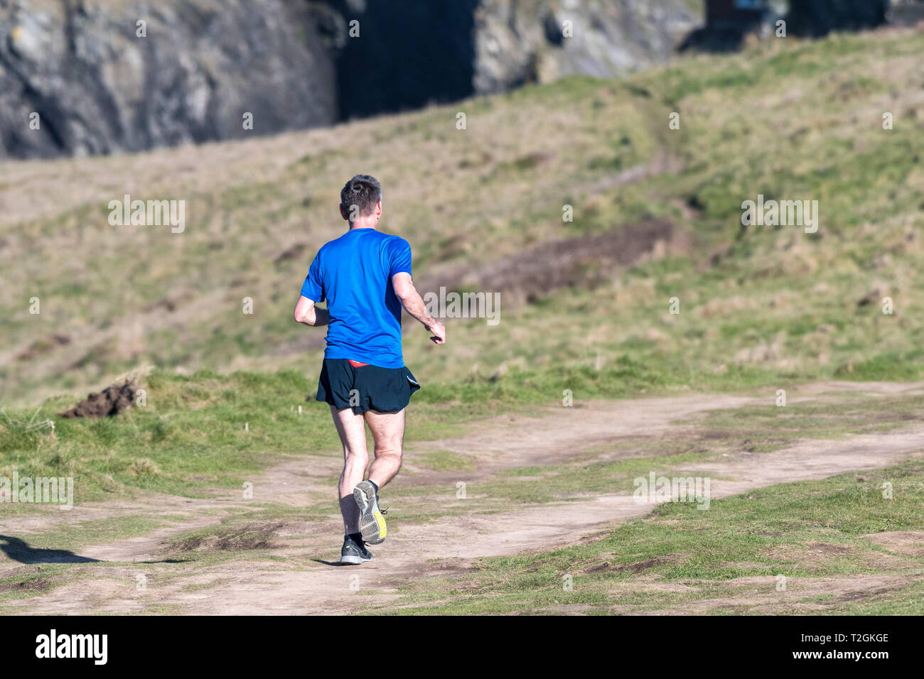 Un coureur sur le point à l'Est de Pentire Newquay Cornwall. Banque D'Images