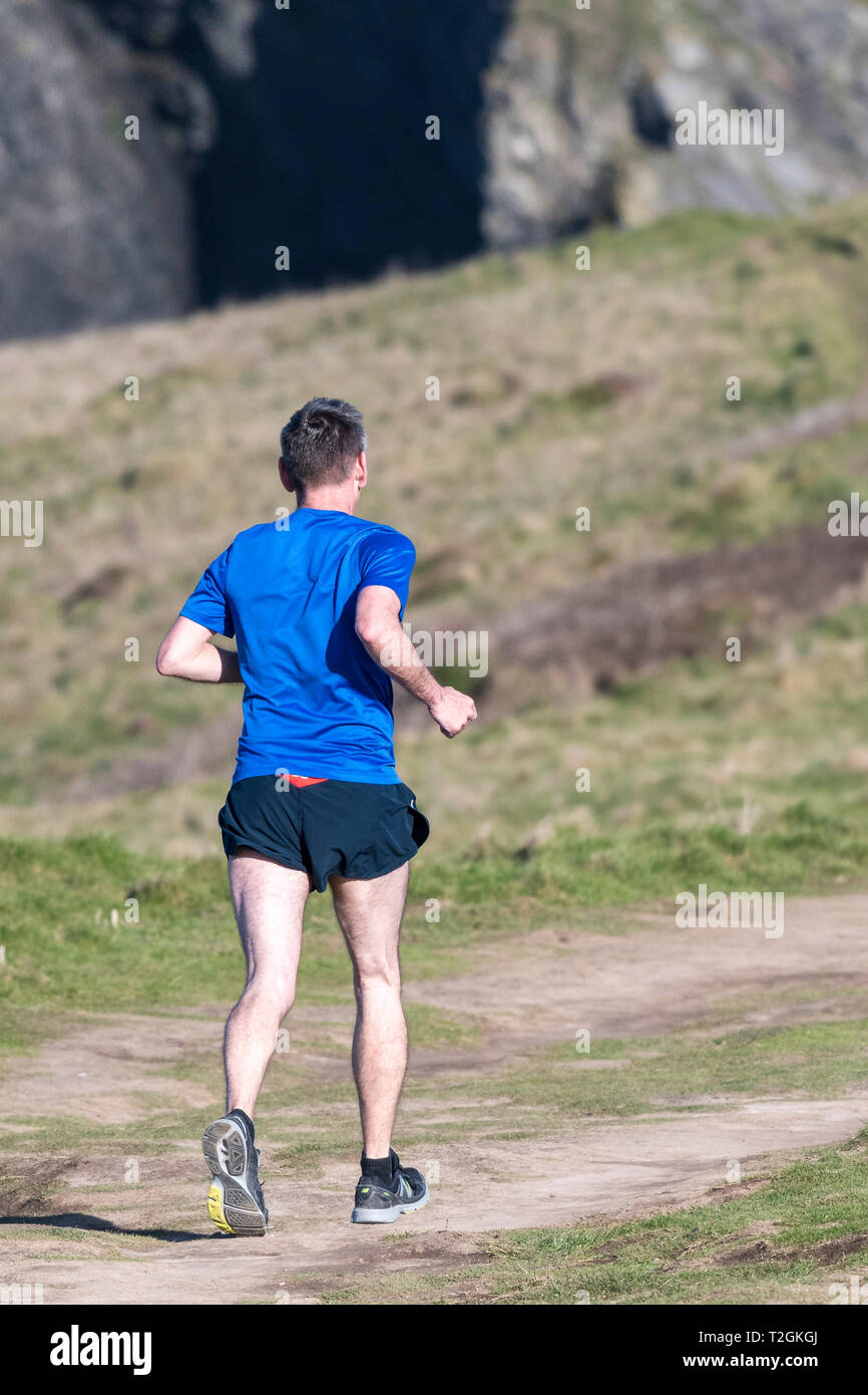 Un coureur sur le point à l'Est de Pentire Newquay Cornwall. Banque D'Images