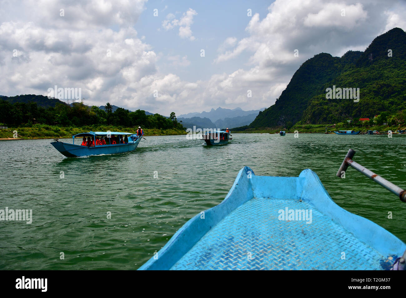 En bateau vers les grottes de Phong Nha au Vietnam. Calcaire couvertes de jungle mountines de Phong Nha - Ke Bang Le parc national dans l'arrière-plan. Banque D'Images