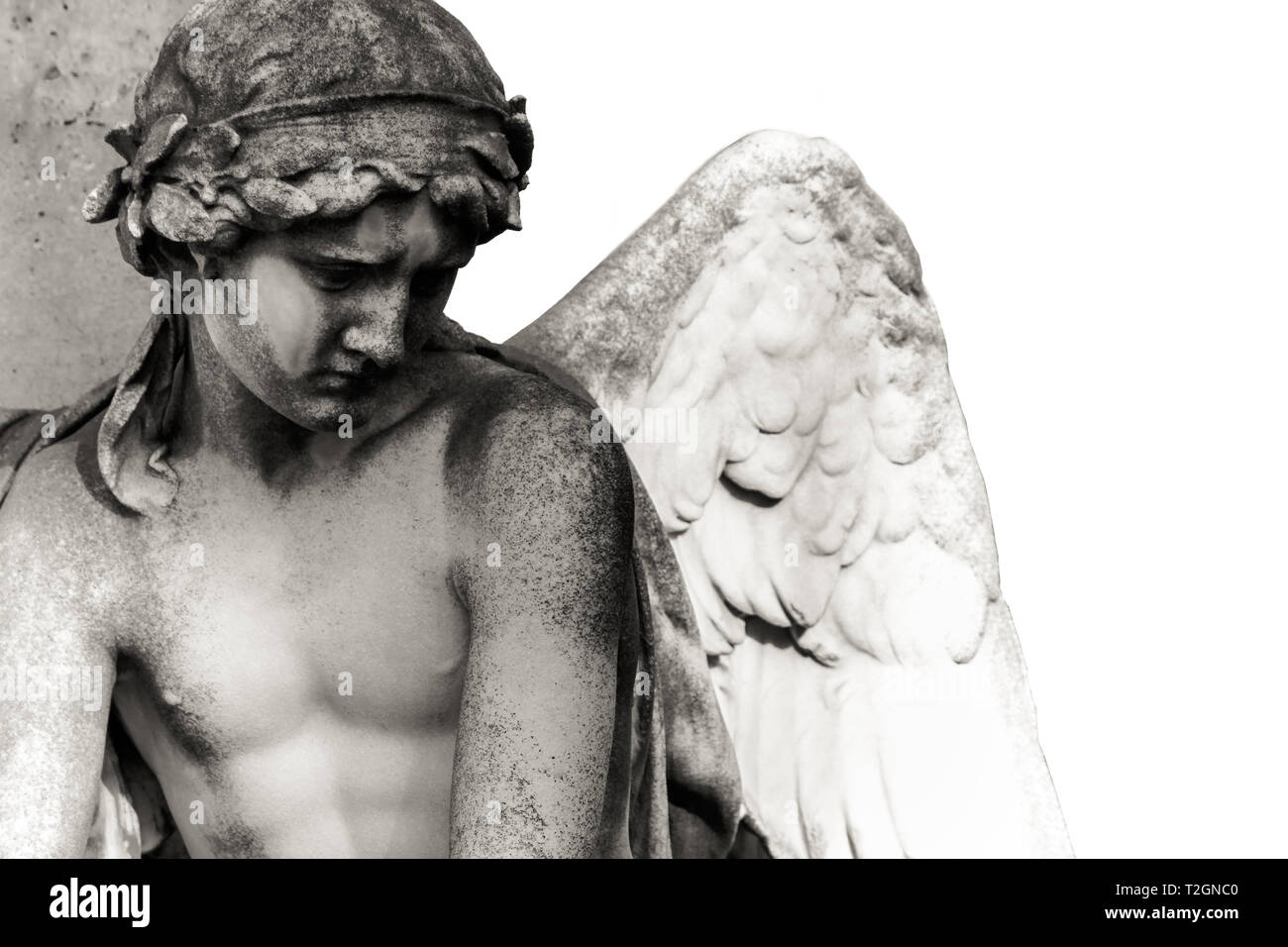 Triste ange gardien sculpture avec open wings isolé sur fond blanc. L'expression triste sculpture avec les yeux vers le bas de penser ou pleurer. Black et w Banque D'Images