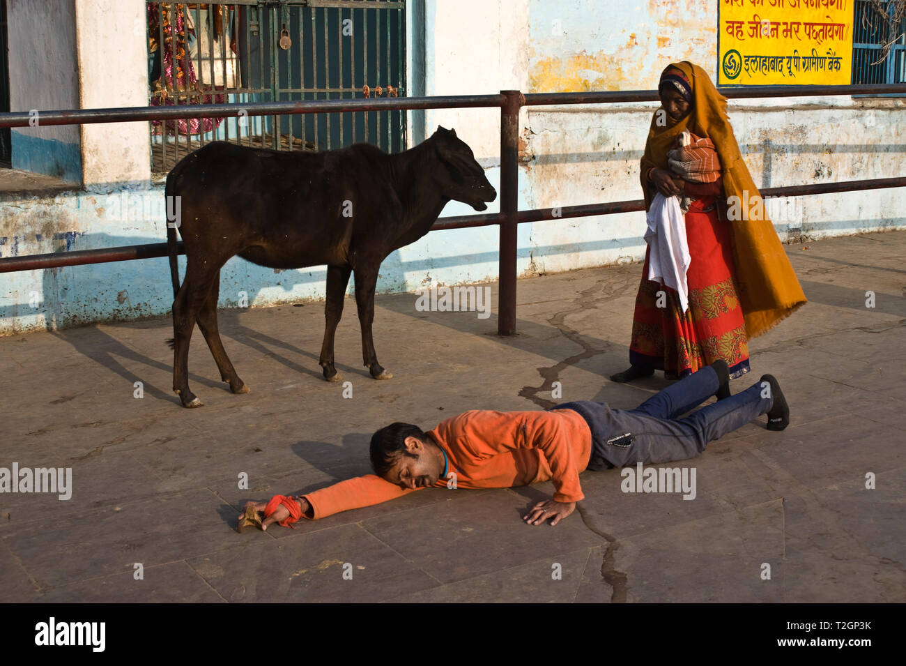 L'homme hindou payer s'incliner devant un dieu hindou pour l'accomplissement de ses souhaits (Inde). Banque D'Images