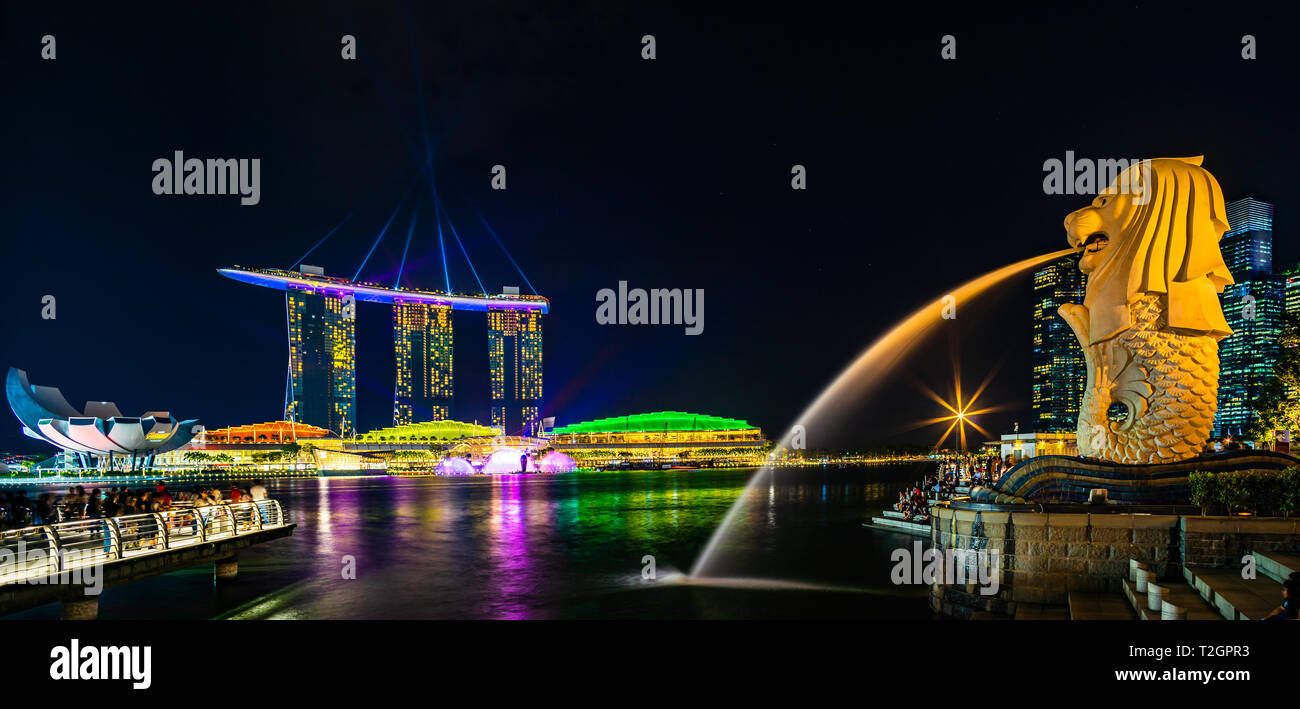 La VILLE DE SINGAPOUR SINGAPOUR : 6 mars 2019 : Singapour Merlion Park centre-ville Quartier des affaires de Singapour de nuit Banque D'Images