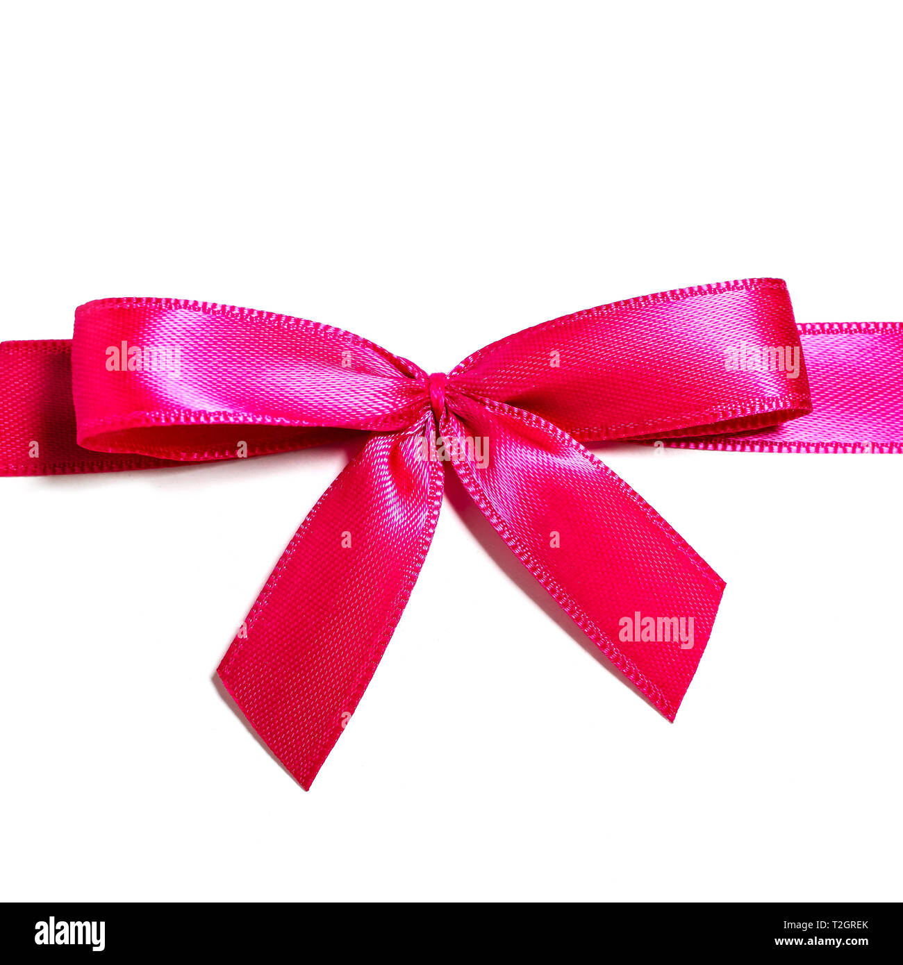 Rose rouge satin ruban noué avec du ruban cadeau bow pack pour cadeau de  Noël découper isolé sur fond blanc simple. Format carré Photo Stock - Alamy