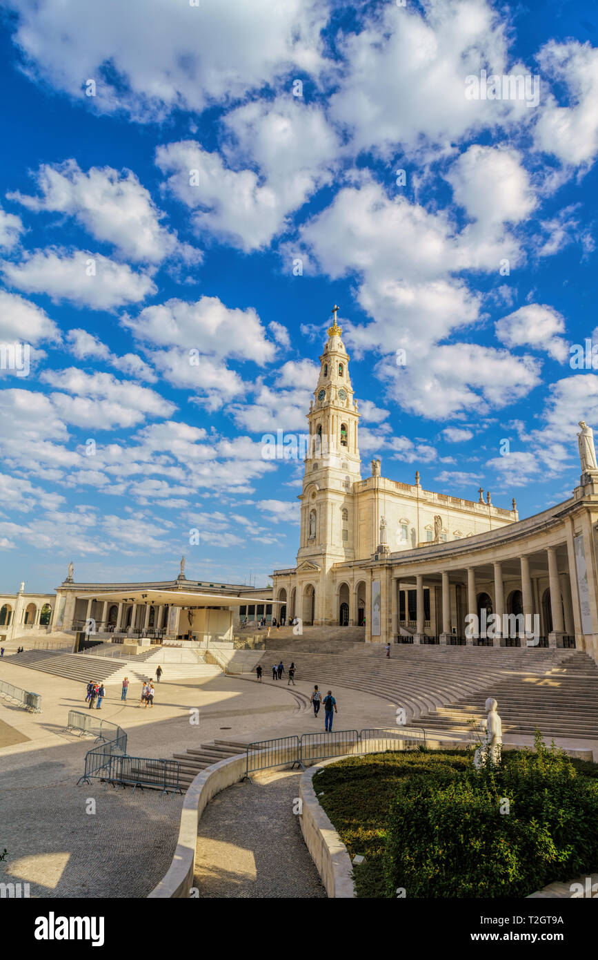 Le Portugal, Fatima Ville - centre de pèlerinage catholique. La magnifique cathédrale complexe et l'Église Banque D'Images