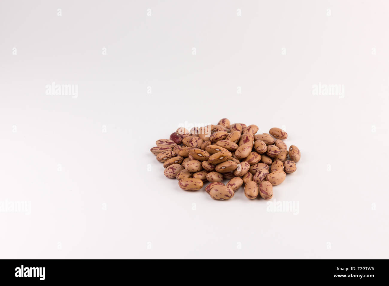 Pile de haricots isolé sur fond blanc Banque D'Images