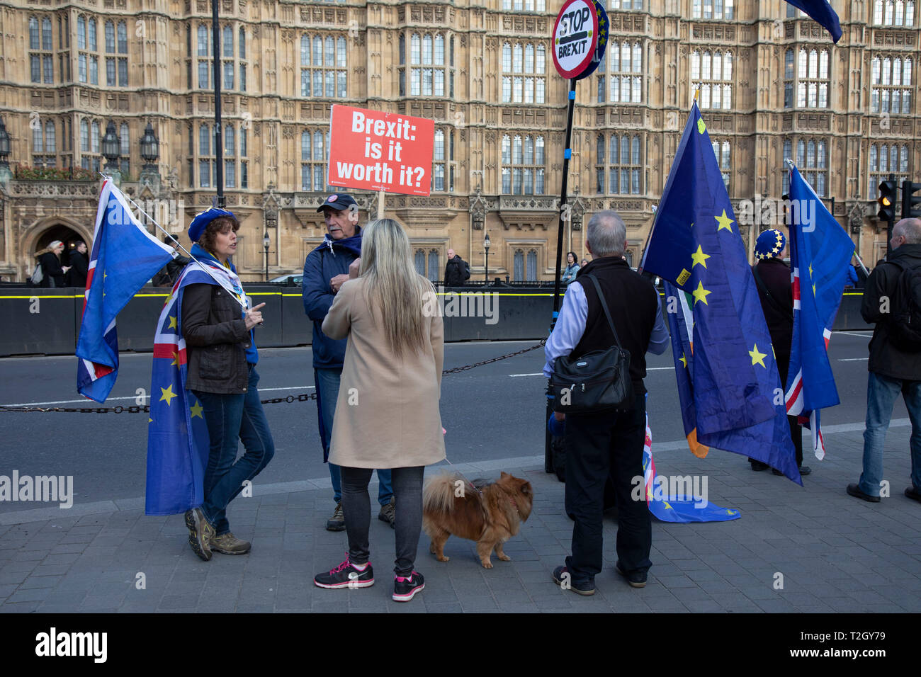 Brexit anti pro Europe manifestation à Westminster le 27 mars 2019 à Londres, Angleterre, Royaume-Uni. Avec la date de l'UK de quitter l'Union européenne élargie, la protestation de l'Union européenne pro continue en tant que députés de tous les partis tentent de prendre le contrôle du processus, comme ils le débat diverses options à la Chambre des communes. Banque D'Images